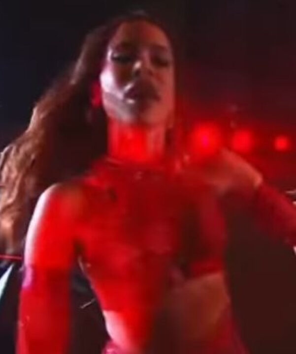 Globo transmite show de Anitta cantando Putar*a em rede nacional na virada de ano ; VEJA VÍDEO