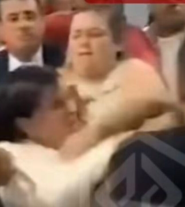 Confusão: Amante do prefeito vai a solenidade e sua esposa dá uma surra; VEJA VÍDEO