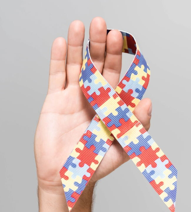 ALERTA: Uso excessivo de telas pode gerar sintomas parecidos com autismo; entenda
