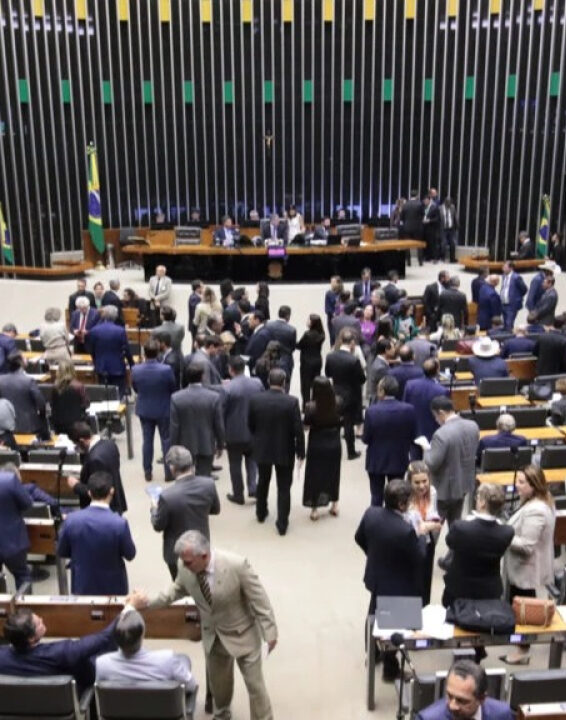 Emendas: Deputados mandam milhões a prefeitos parentes; CONFIRA VALOR