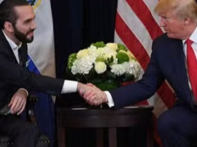 Trump firma acordo com Bukele para enviar a El Salvador imigrantes deportados de outras nacionalidades
