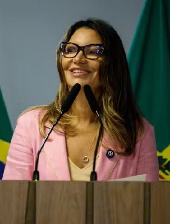 Janja atua como mestre de cerimônias em um evento esvaziado, organizado por Lula, em memória do 08/01; ASSISTA