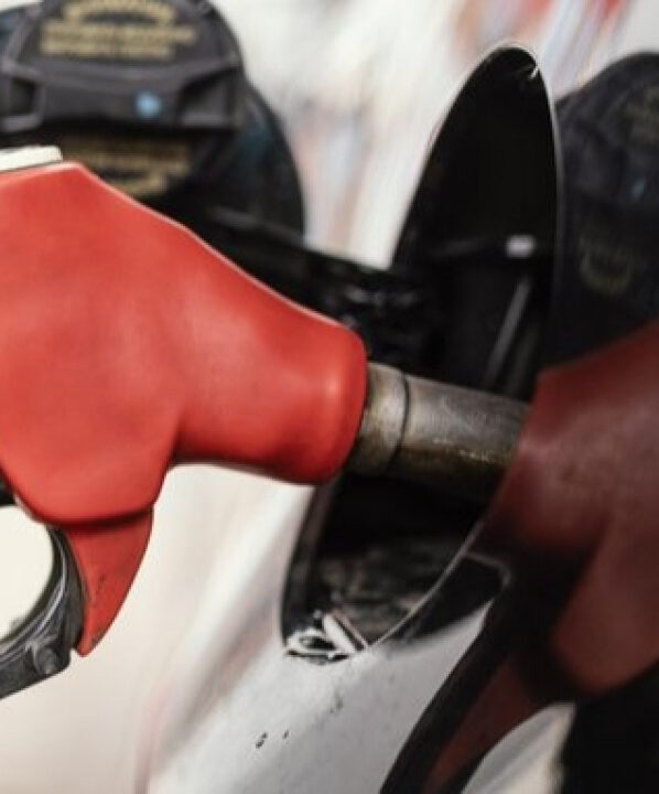Preço da gasolina vai subir em fevereiro, em meio à alta do dólar