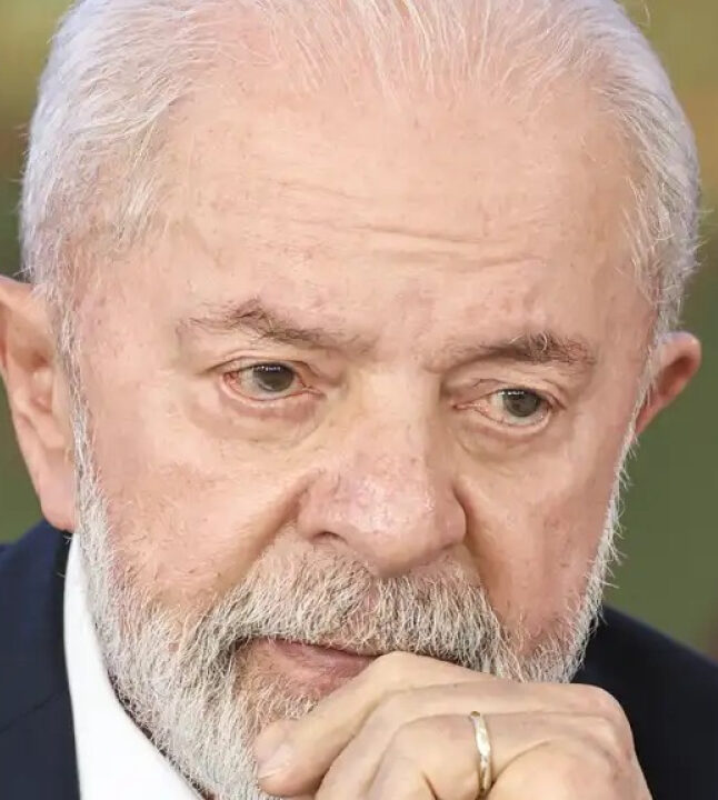 Lula sanciona lei que veta o uso de celulares em escolas de educação básica