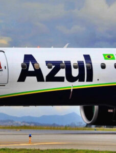 Sob o governo Lula, a situação econômica do Brasil leva a Azul a suspender operações em estados do Nordeste.