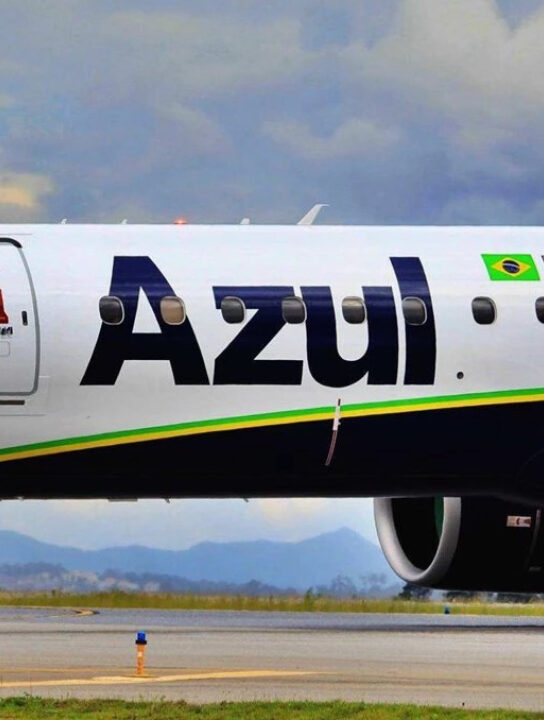Sob o governo Lula, a situação econômica do Brasil leva a Azul a suspender operações em estados do Nordeste.