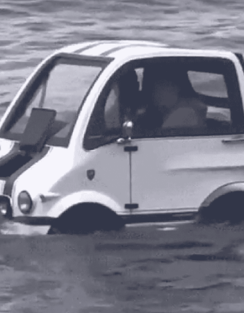 Vídeo: Carro ‘anfíbio’ aparece dirigindo no mar do litoral paulista; assista