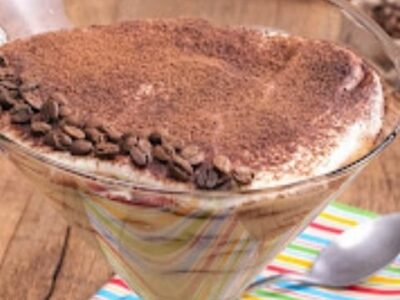 Receita de hoje deixa todos com água na boca. Impossível não gostar desse Tiramisù que fica ainda mais delicioso até o toque de conhaque