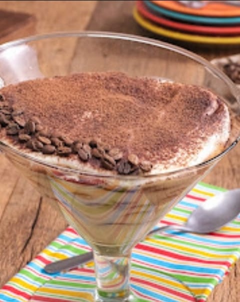 Receita de hoje deixa todos com água na boca. Impossível não gostar desse Tiramisù que fica ainda mais delicioso até o toque de conhaque