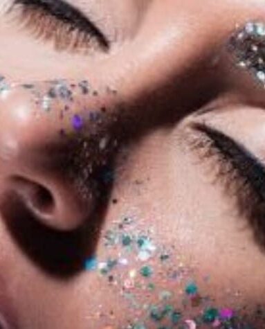 Ideias para dar um ‘up’ na make de Carnaval. Pérolas, glitter na sobrancelha e delineado gráfico estão entre as dicas. Veja imagens
