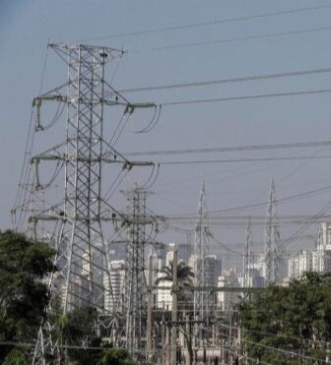 Congresso pode impor bandeira vermelha 2 em contas de luz por 25 anos; ENTENDA