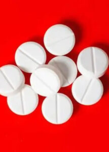 Médicos alertam para que as pessoas parem de usar nimesulida; ENTENDA