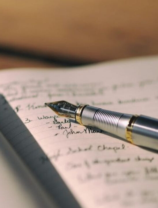 De acordo com a grafologia, como as pessoas mais inteligentes escrevem a letra H?
