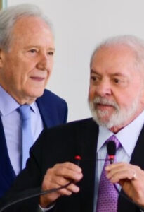 Lewandowski determina sigilo de 100 anos para o cartão de vacina.