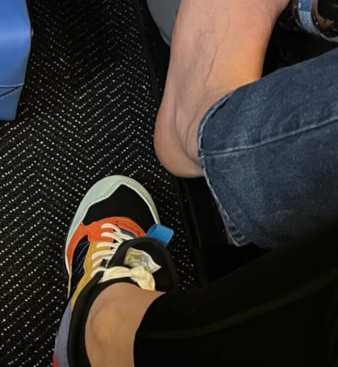 Saiba por que você nunca deveria tirar os sapatos durante uma viagem de avião