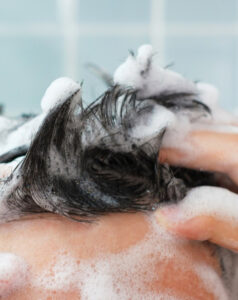 Descubra quais são os riscos de usar maquiagem, perfume e xampu vencidos