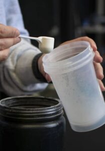 Saiba qual o horário perfeito para tomar creatina e potencializar seus resultados!