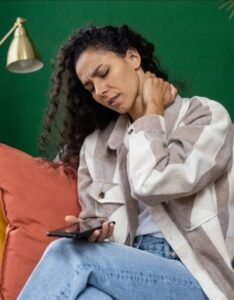Você sabia que o uso do celular pode adicionar até 27 kg na sua coluna? É conhecida como Síndrome do pescoço de texto. Entenda e previna-se