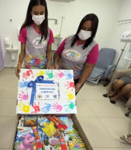 Escola CNI doa livros infantis para as crianças e adolescentes em tratamento no setor de Oncologia Pediátrica da Santa Casa de Marília