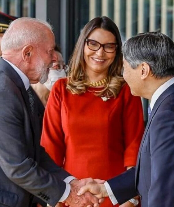 Janja afirma que viajou antes ao Japão para economizar na passagem aérea