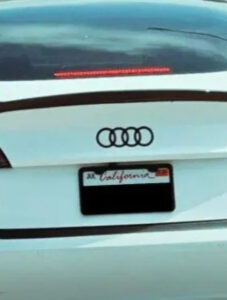 Proprietários de carros Tesla trocam o logotipo da marca para evitar atos de vandalismo