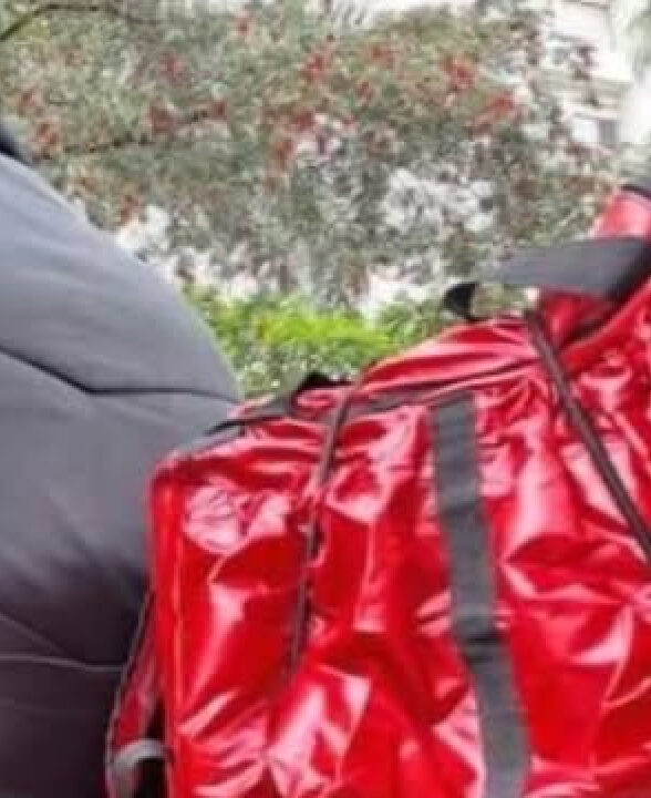 Tarcísio sanciona lei que obriga entregadores a usarem chip na mochila
