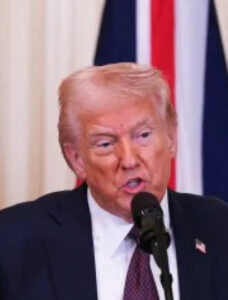 Trump ameaça aplicar tarifa de 200% sobre bebidas alcoólicas europeias