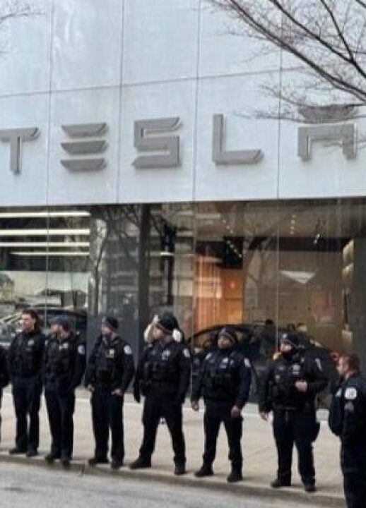 A Doença da Esquerda: Ataques às Lojas da Tesla Exibem a Face Violenta do Progressismo