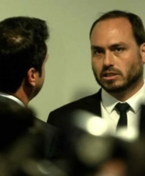 Carlos cita conversa com irmão: ‘Não vivemos em democracia’