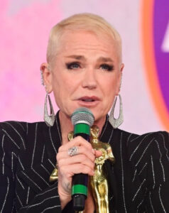 Xuxa é alvo de críticas por foto sensual em novo projeto infantil