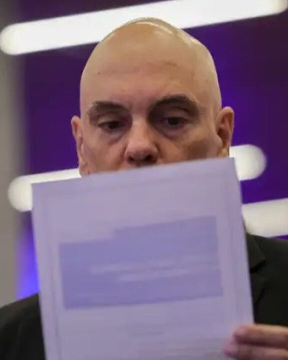 Moraes vota para continuar no julgamento sobre seu próprio impedimento no caso de Bolsonaro e aliados