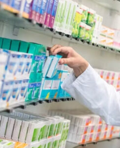 Conselho autoriza que farmacêutico prescreva remédios; médicos reagem