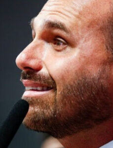 Projeto criado pelo líder do PL visa ‘salvar’ o passaporte de Eduardo Bolsonaro