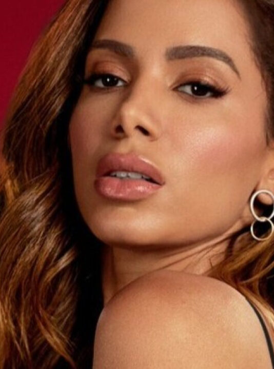 17 anos de prisão: mulher rebate Anitta após cantora gritar ‘sem anistia’ no Carnaval
