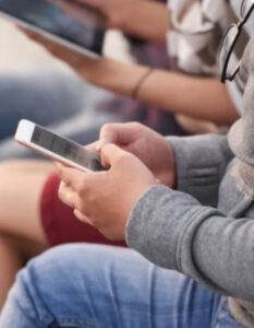 Saiba quais são os temas mais pesquisados por jovens brasileiros em assistente de IA