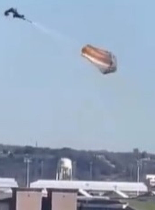 Piloto ejeta após perceber falha mecânica na aeronave; VEJA VÍDEO