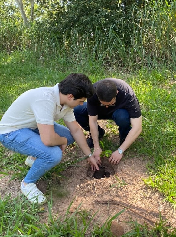 Novos alunos de medicina da Unimar realizam plantio de árvores no meliponário. iniciativa visa fortalecer a integração entre saúde e meio ambiente, além de enriquecer a biodiversidade local