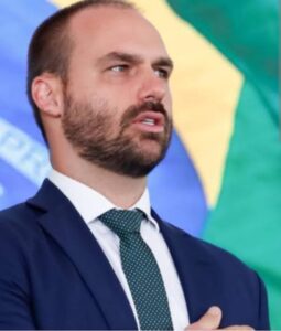 Eduardo Bolsonaro anuncia permanência nos EUA para evitar prisão e denuncia ditadura. Como mágica, PGR e Moraes não querem mais seu passaporte