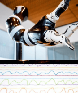 Homem com paralisia move braço robótico pelo pensamento