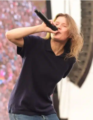 Durante Lollapalooza no Brasil, cantora norueguesa diz que “Deus é gay”
