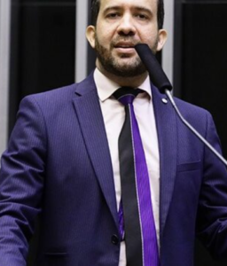 Janones usa discurso em redes sociais para atacar cabelereira presa em 08/01: “Desgraça desta Débora”