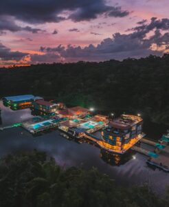 Resort flutuante no coração da Amazônia conecta o turista ao habitat da floresta. Único do mundo, promove hospedagem de luxo e experiências imersivas. Veja as maravilhas