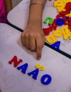 Após pressão, Brasil divulga dados de educação e são vergonhosos. Nem metade deles sabe ler e escrever na “Pátria Educadora”