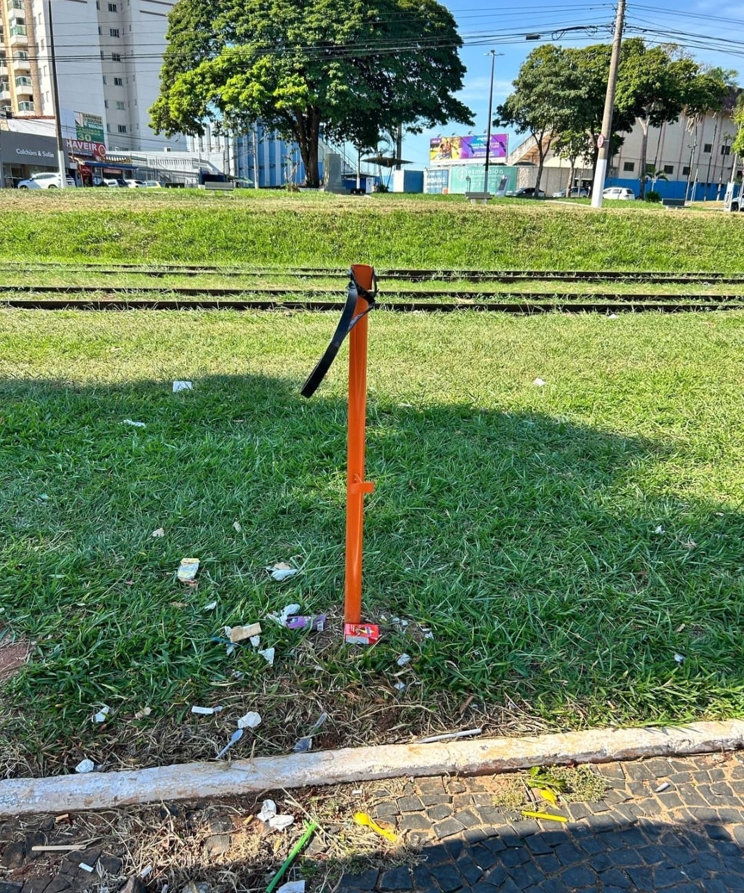 Prefeitura registra atos de vandalismo em lixeiras instaladas nas avenidas Tiradentes e das Esmeraldas. Também pede ajuda da população