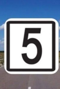 O que significa a nova placa de trânsito branca com um 5 no centro?