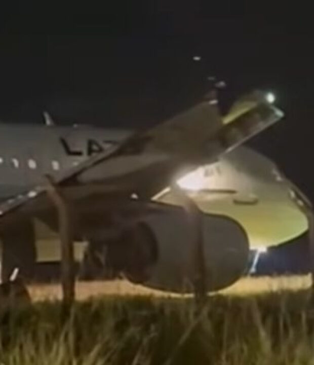 Avião da LATAM com mais de 100 passageiros sai da pista durante pouso; VEJA VÍDEO