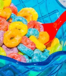 EUA vão eliminar corantes utilizados em salgadinhos e balas; ENTENDA