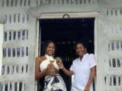 Mãe e filha constroem 1ª casa com garrafas de vidro na vertical do mundo