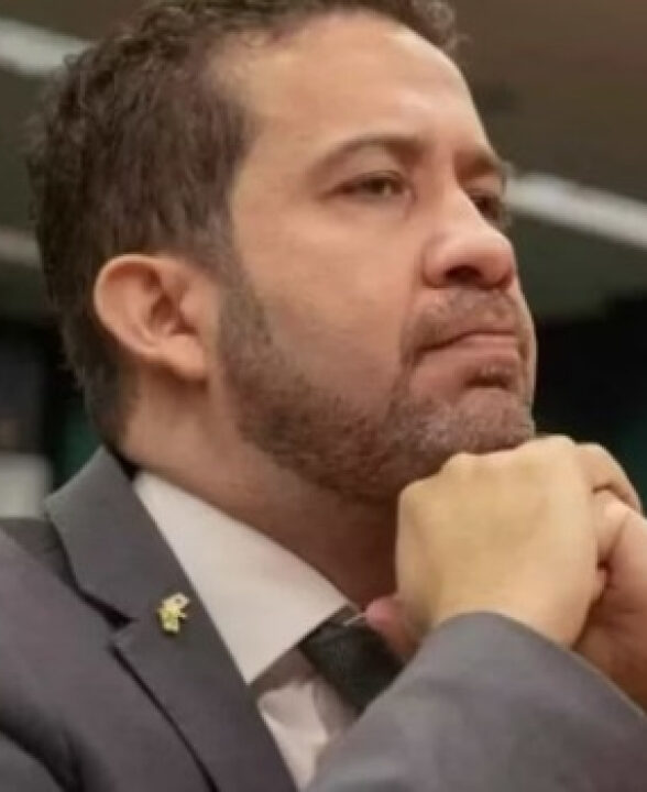 Justiça determina prisão de Janones em caso de violação de medida protetiva