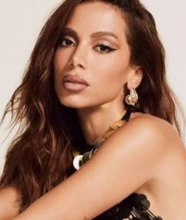 Anitta tenta barrar farmacêutica de usar nome dela em novos remédios